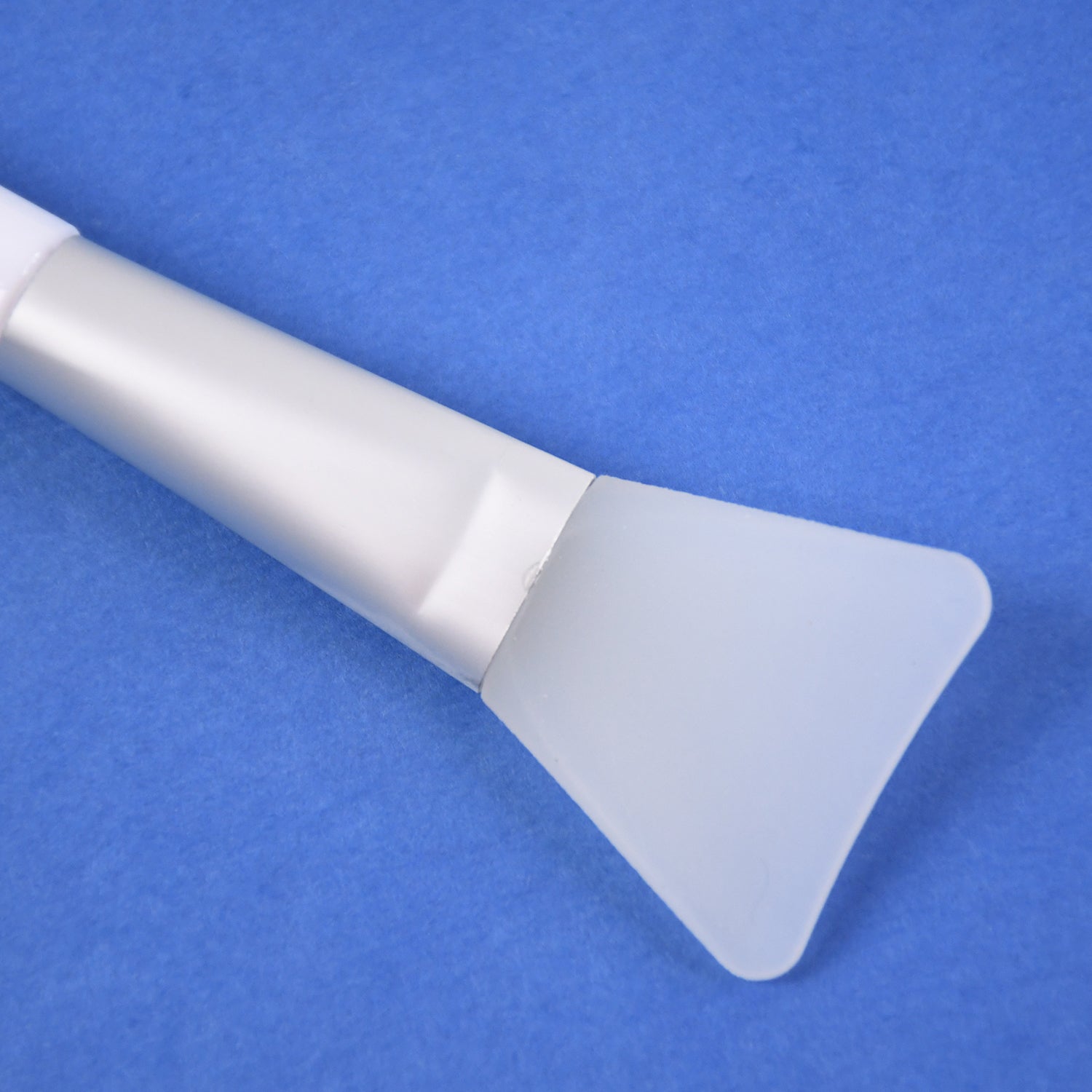 Wukusy silicone face mask applicator brush for smooth, even application of skincare masks in a health and beauty setting.