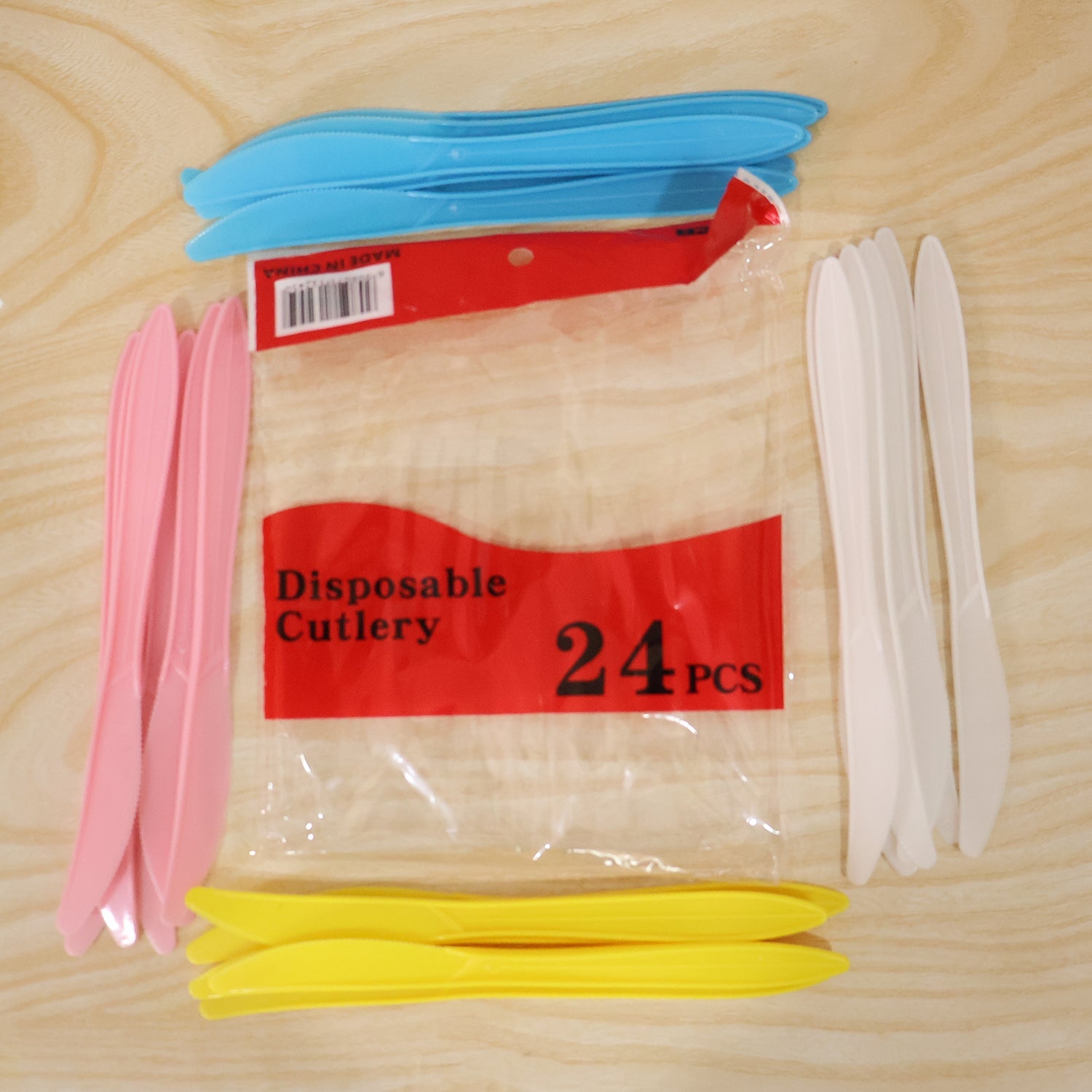 Wukusy 24-piece reusable multicolor plastic dessert knife set for parties, with vibrant handles and smooth blades for serving desserts