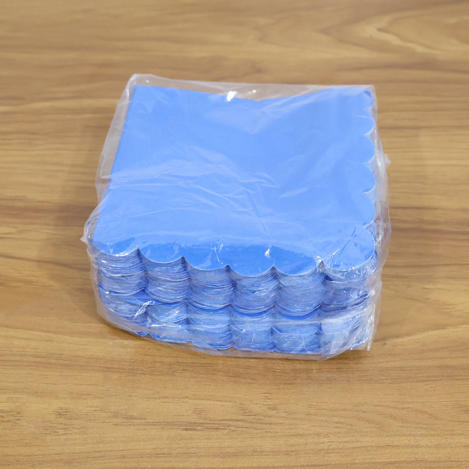 Wukusy Royal Scalloped Disposable Paper Napkins, 23x23 cm, set of 120, elegant home and kitchen paper napkins with scalloped edges.