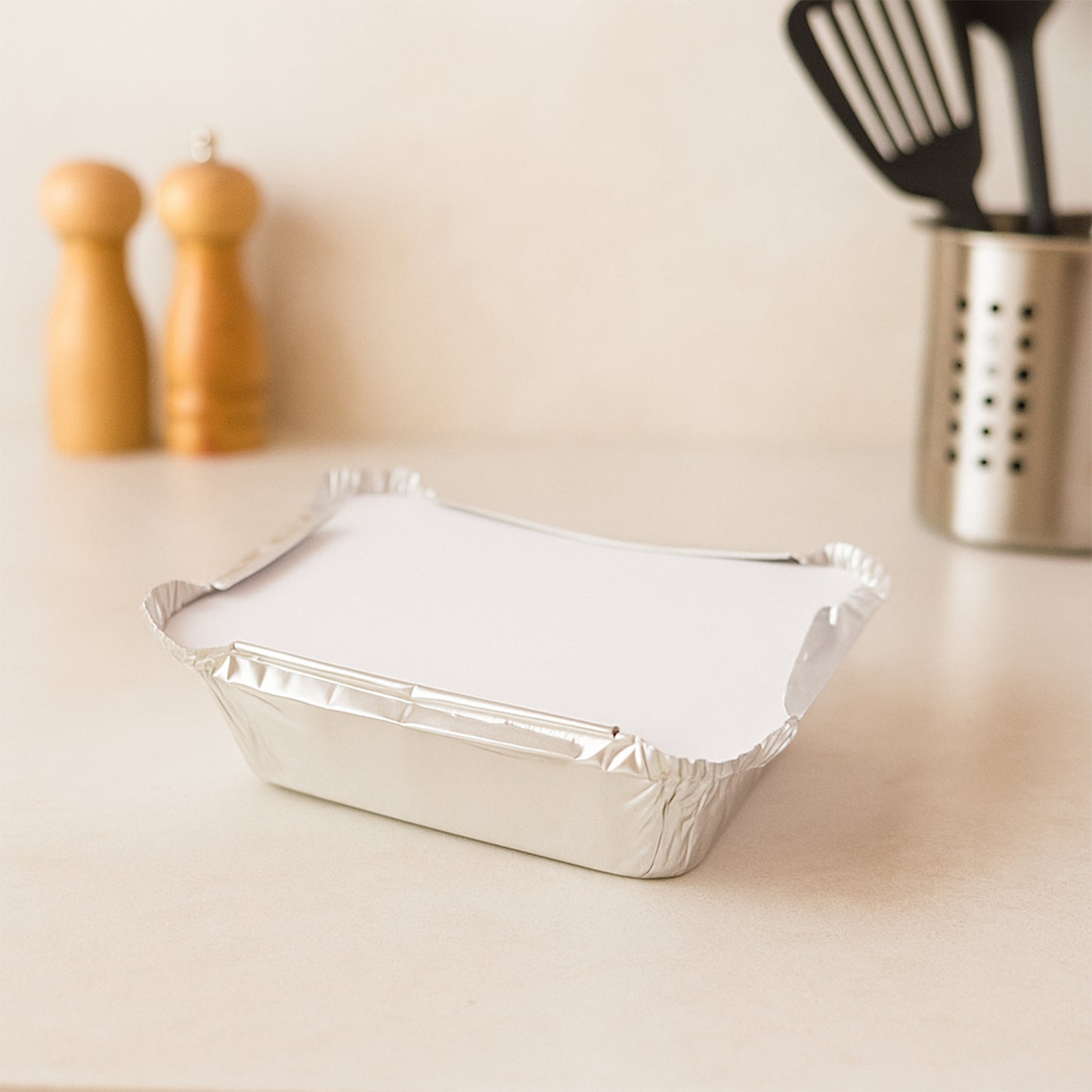Set of 25 Wukusy disposable aluminium food containers with lids, 250ml capacity, ideal for home and kitchen use.