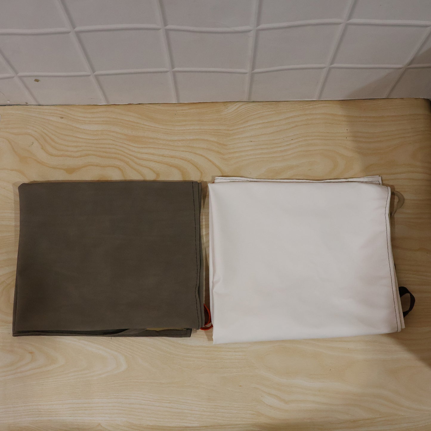 Wukusy waterproof kitchen apron with adjustable straps and pockets, designed for cooking and baking protection.