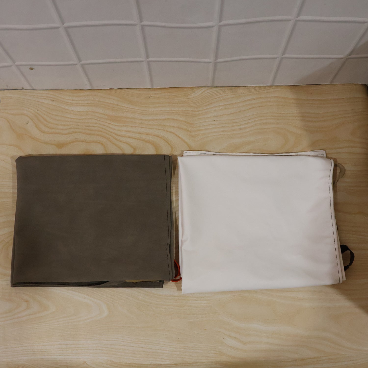 Wukusy waterproof kitchen apron with adjustable straps and pockets, designed for cooking and baking protection.