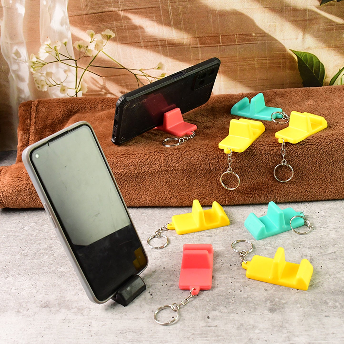 Wukusy plastic 2-in-1 mobile stand keychain set with nine versatile mobile accessories for convenience and portability.