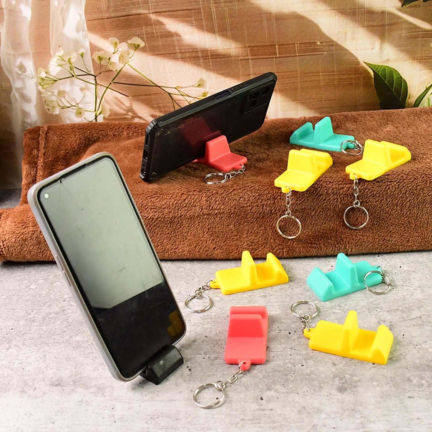 Wukusy plastic 2-in-1 mobile stand keychain set with nine versatile mobile accessories for convenience and portability.