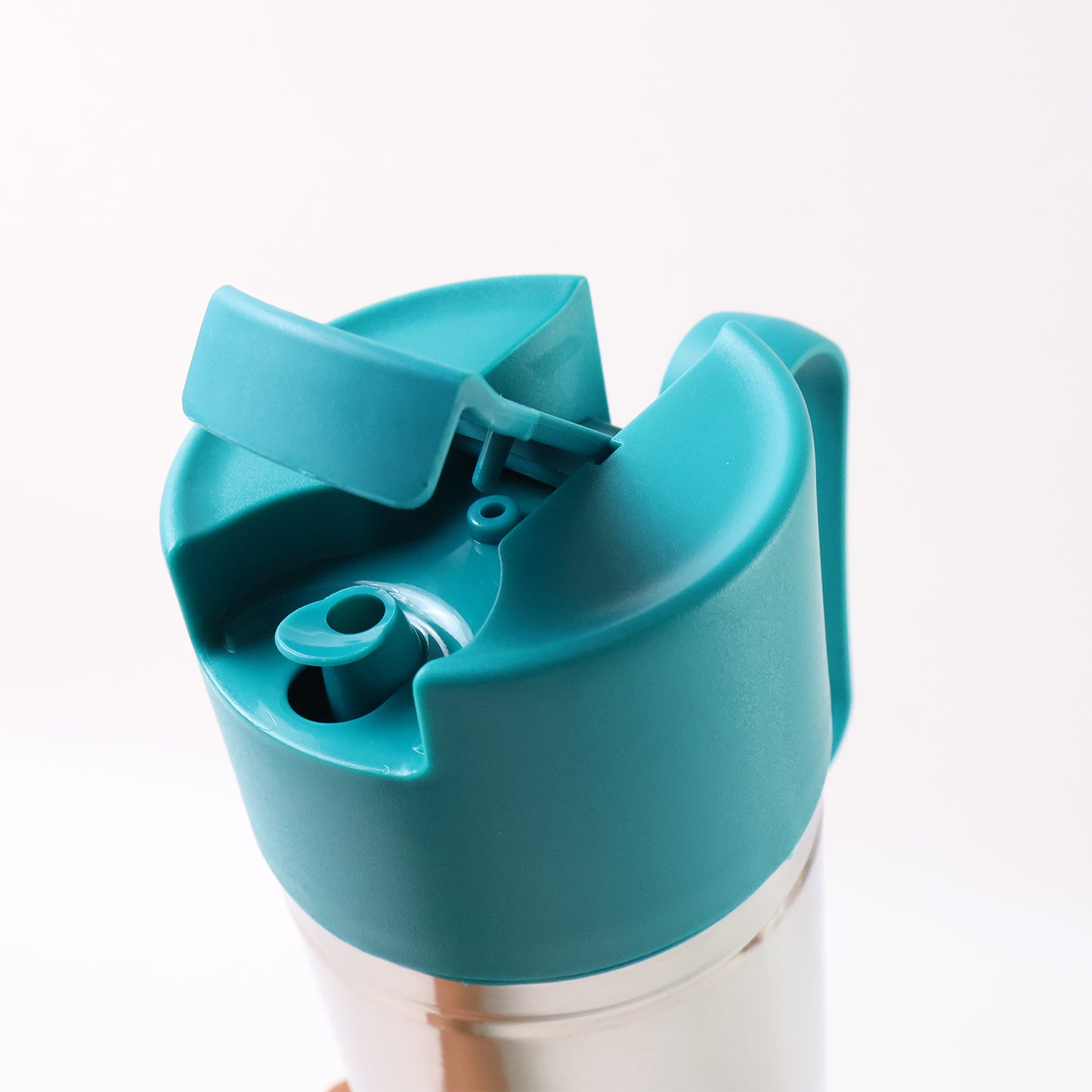 Wukusy stainless steel oil pourer bottle with flip lid and handle, 1000ml capacity, for kitchen cooking and oil storage.