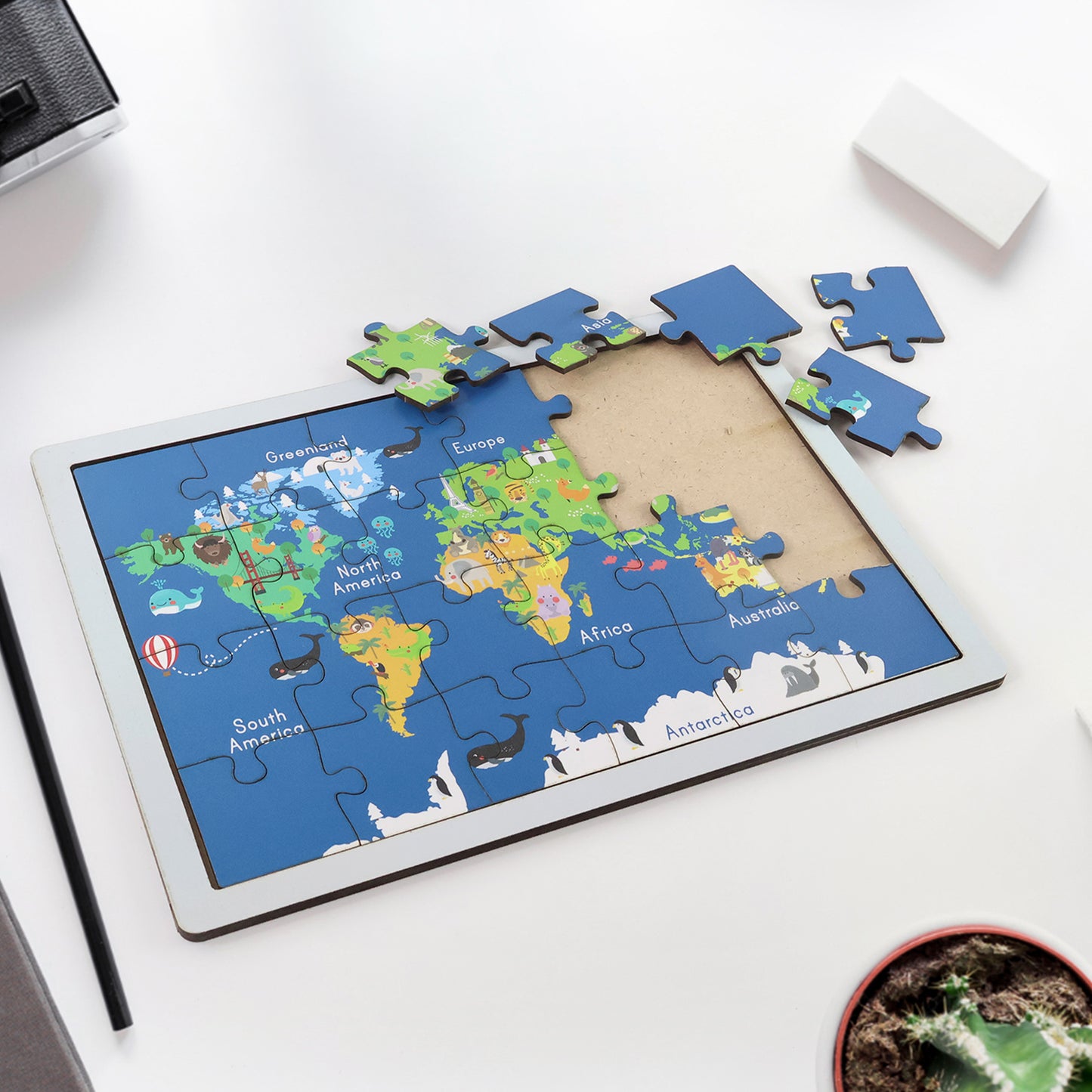 Wooden world map puzzle for kids by Wukusy, featuring colorful educational toy with interlocking pieces and detailed country outlines.