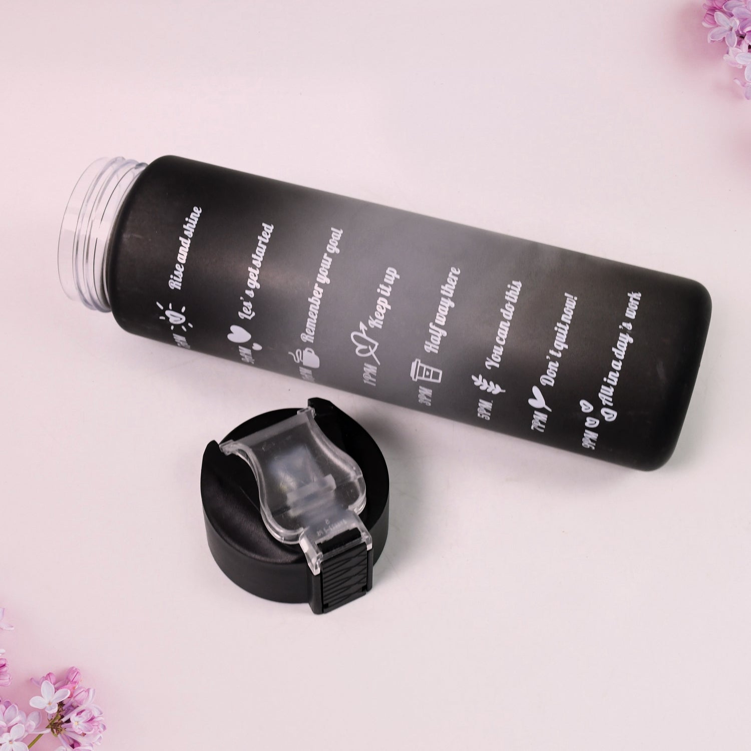 Black plastic motivational water bottle with straw, 900 ml capacity, by Wukusy, featuring a sleek design and leak-proof lid.