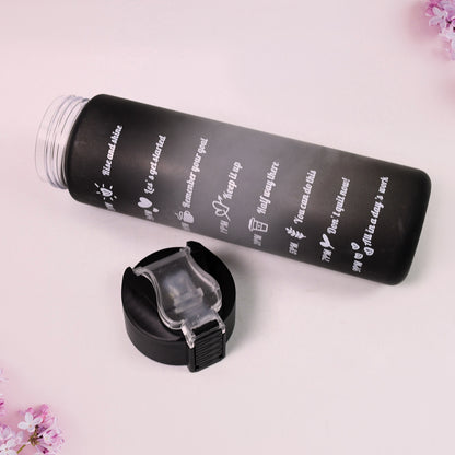 Black plastic motivational water bottle with straw, 900 ml capacity, by Wukusy, featuring a sleek design and leak-proof lid.