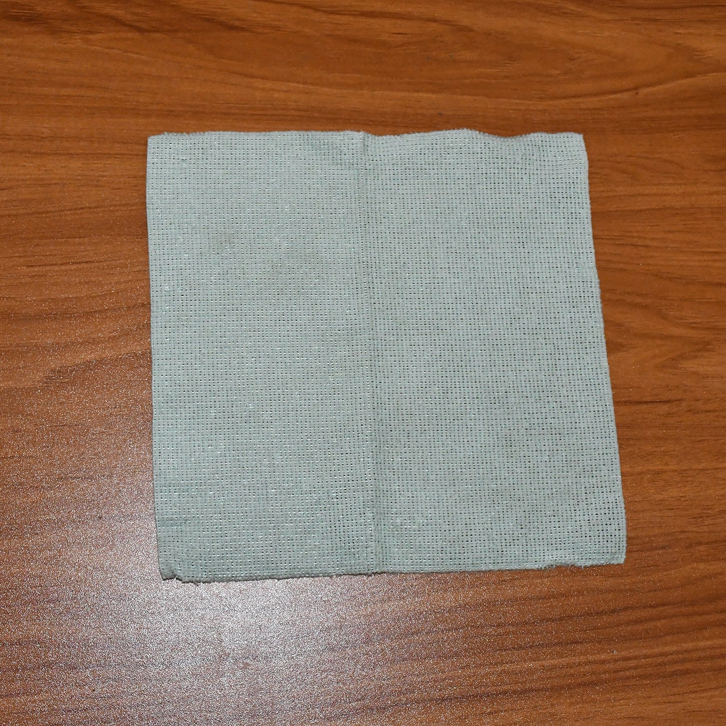 Wukusy microfiber cleaning cloth, 20x20cm, ideal for home and kitchen cleaning, shown folded on a clean surface