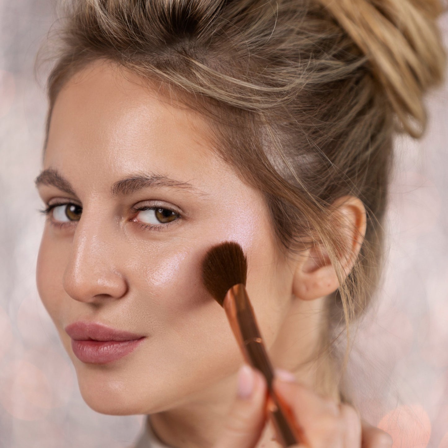 Wukusy 4-in-1 Shimmer Highlighter Illuminator Palette with four luminous shades in a 12g compact for radiant glow.