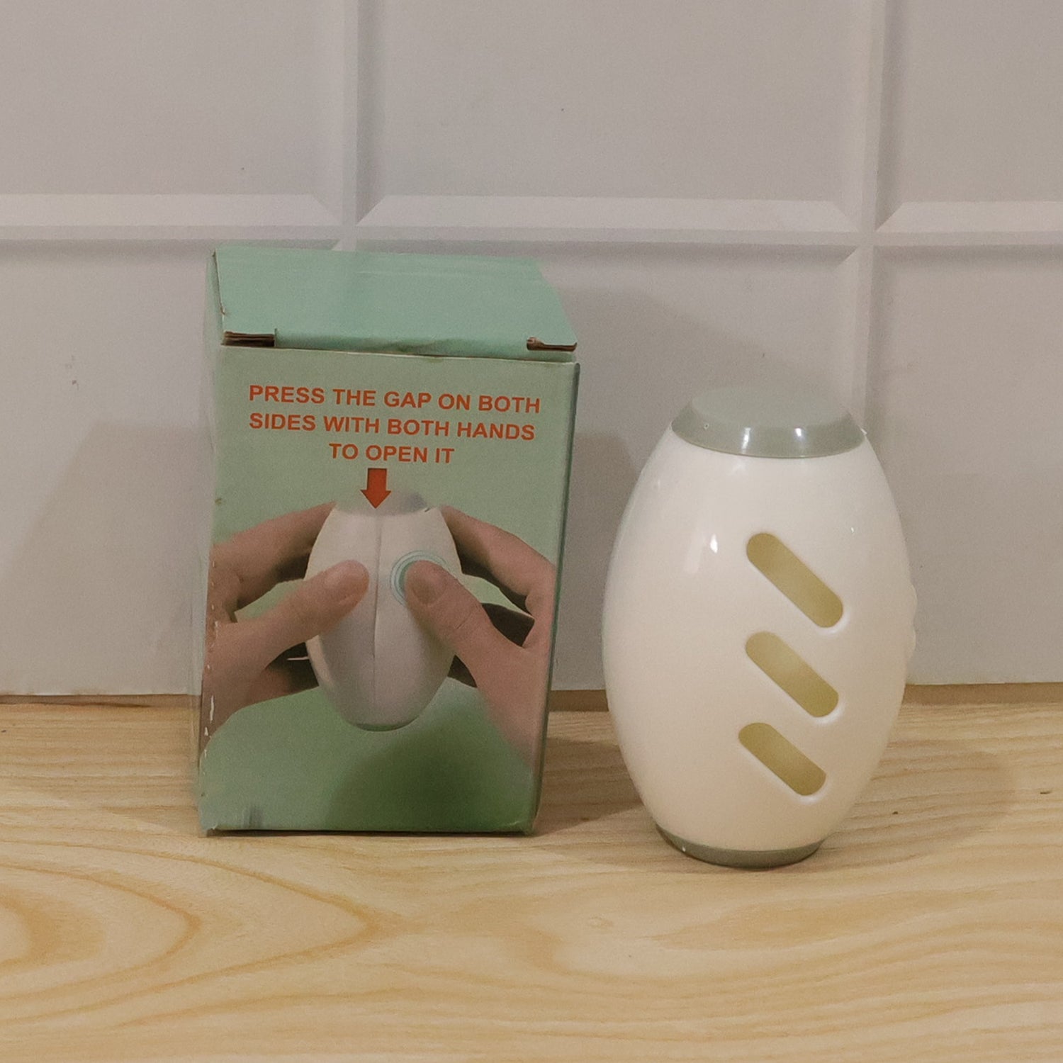 Reusable Wukusy lint roller for clothes and furniture, eco-friendly and easy to use, shown in a cleaning scene.