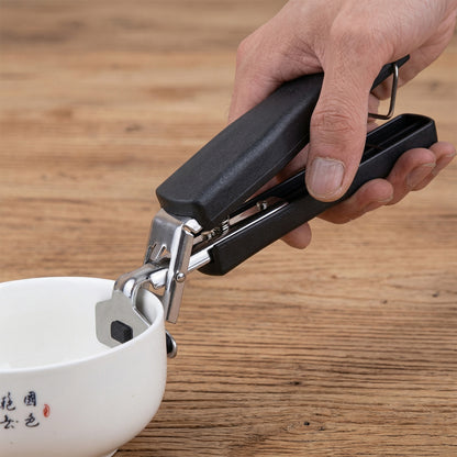 Wukusy heavy-duty universal pot and pan gripper clamp for secure handling of cookware, shown in a close-up image.