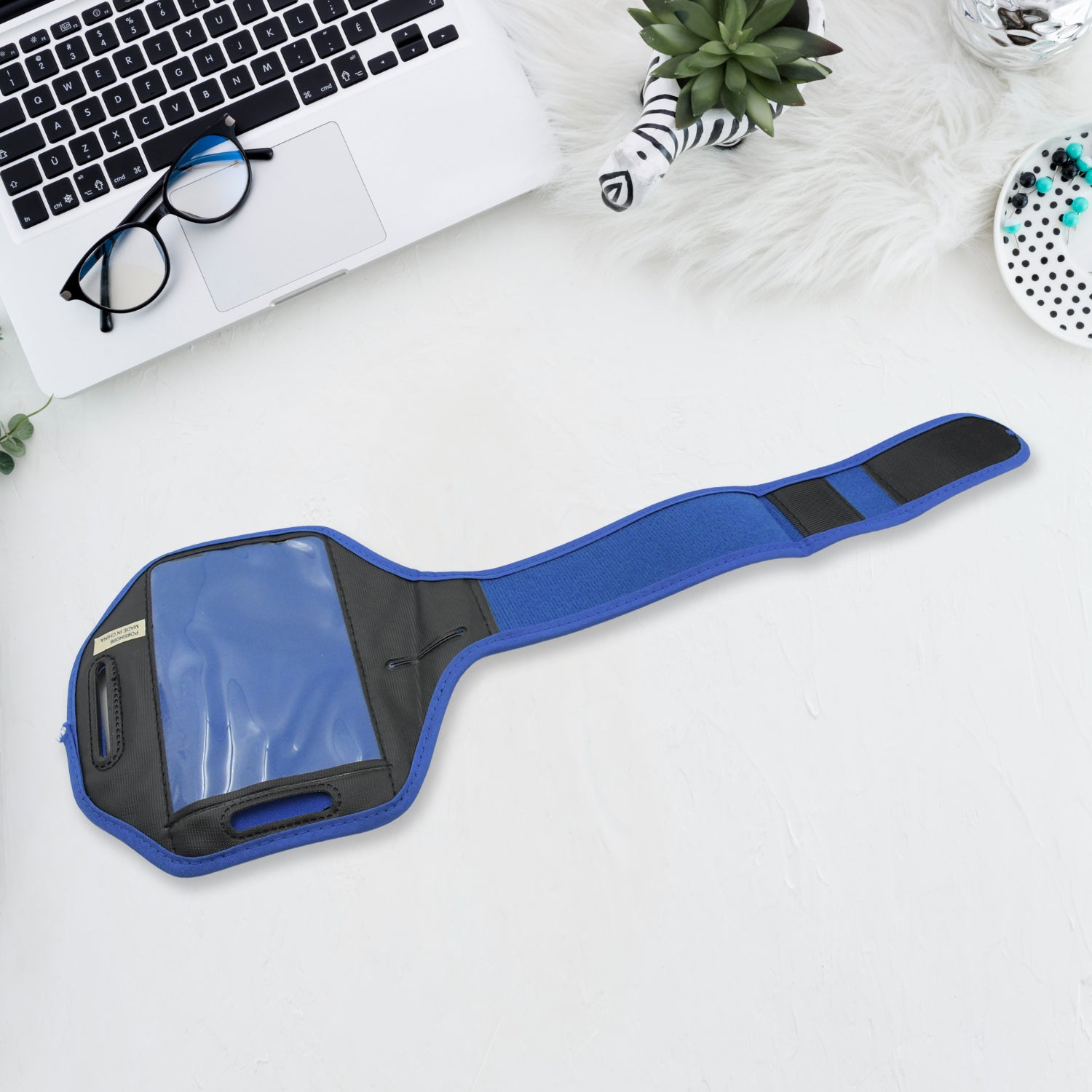 Wukusy sports wrist bag and running armband holding a smartphone, designed for running and exercise, made of durable material.