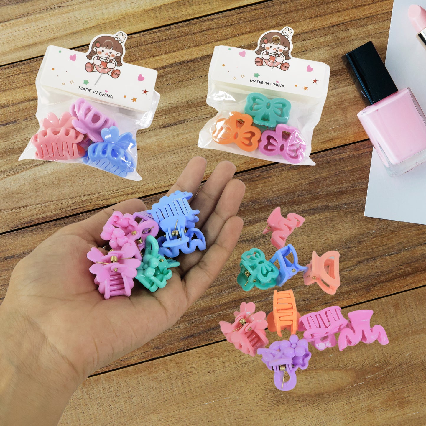Set of three Wukusy plastic small hair clips for girls and kids in mixed colors and designs, perfect for kids' hair accessories.