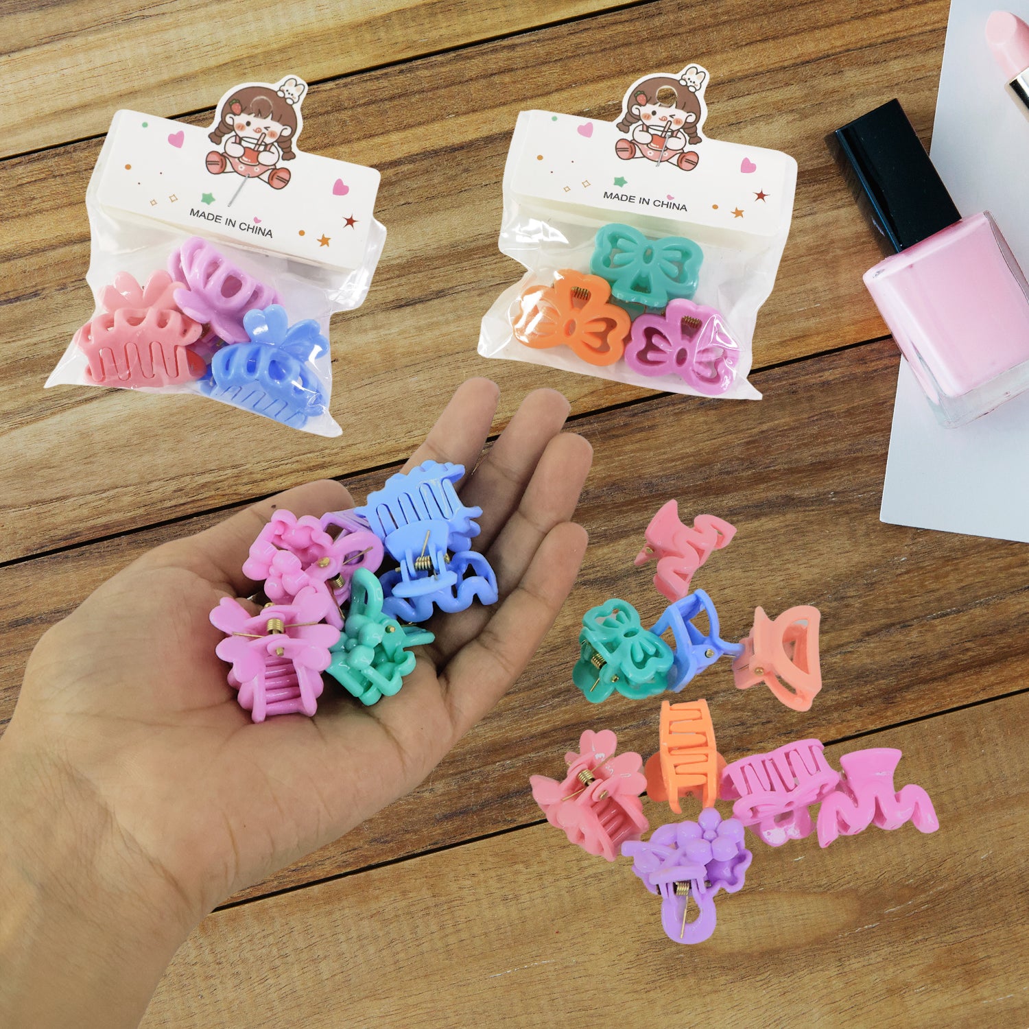 Set of three Wukusy plastic small hair clips for girls and kids in mixed colors and designs, perfect for kids' hair accessories.