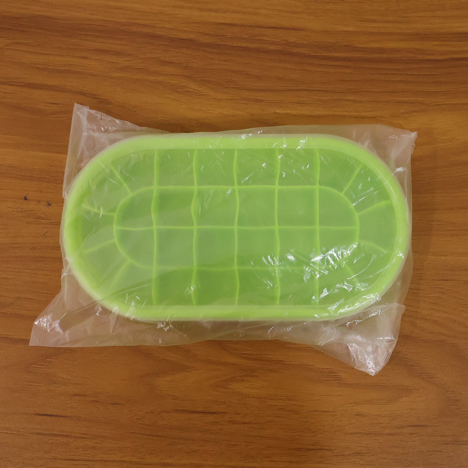 Wukusy premium oval silicone ice cube tray with lid, showing black silicone tray filled with clear ice cubes and a matching lid.