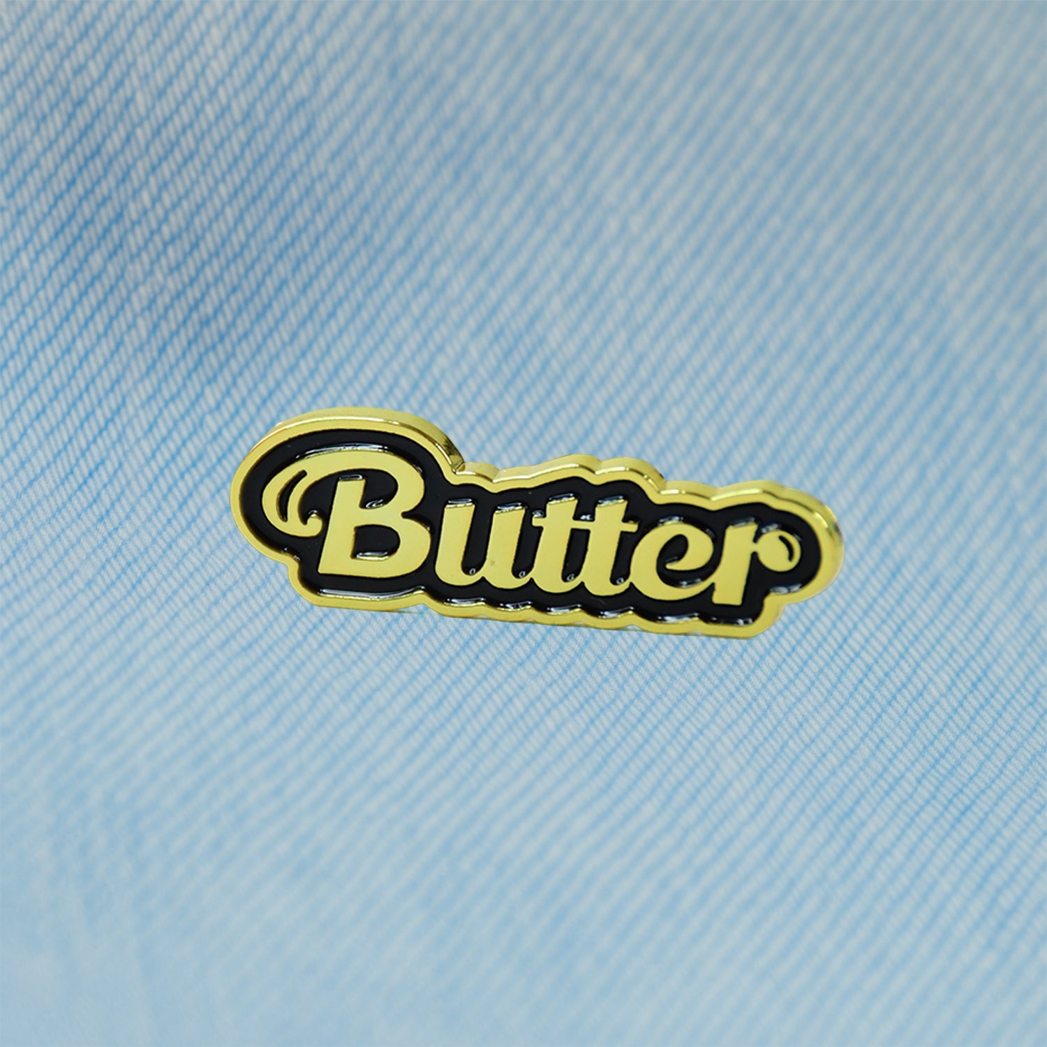 Wukusy stylish metal badge pin with random design, perfect for office attire, showcasing a unique and fashionable accessory.