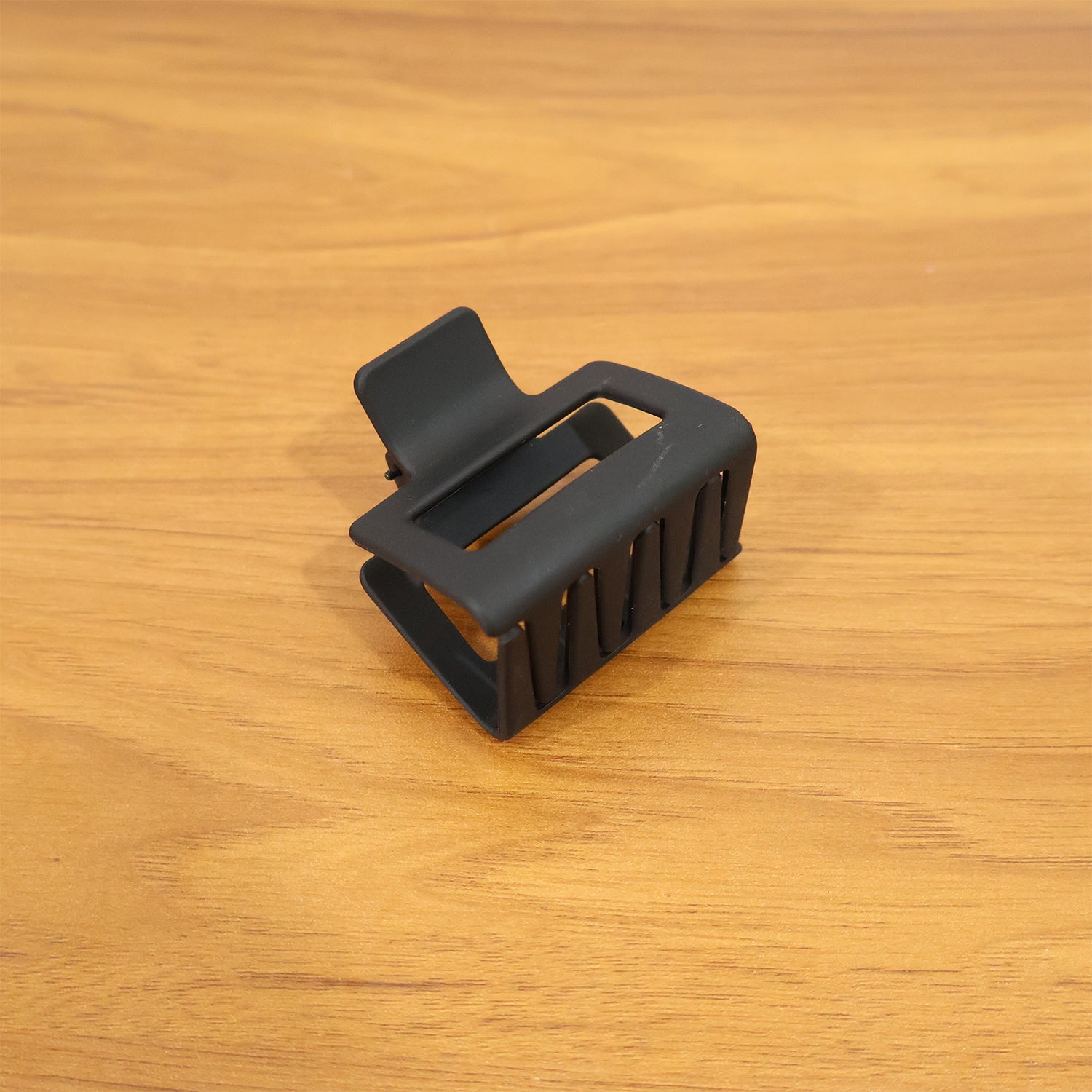 Wukusy premium matte finish strong hold hair claw clip holding hair securely, showcasing its sleek design and sturdy grip.