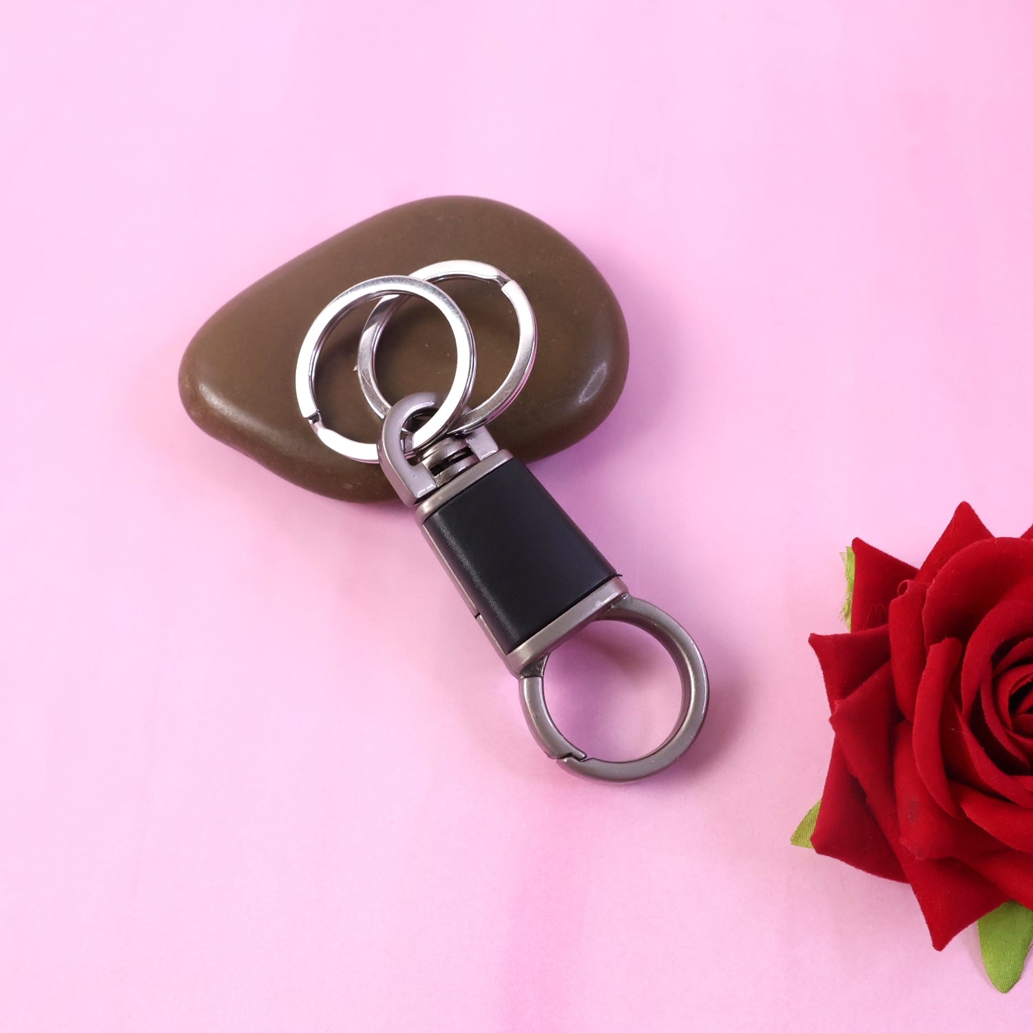 Wukusy premium dual ring metal key holder with rotating swivel, shown hanging keys and sturdy metal construction.