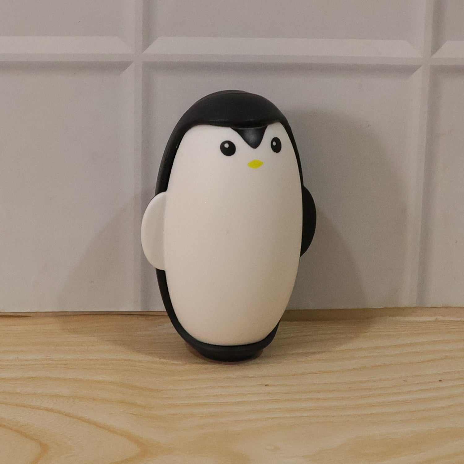 Wukusy cute penguin reusable lint roller for clothes and furniture, compact and easy to use cleaning tool