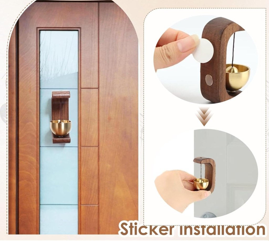 Wooden doorbell with rustic design, featuring a round shape and metal button, from FIZZI SHOP.