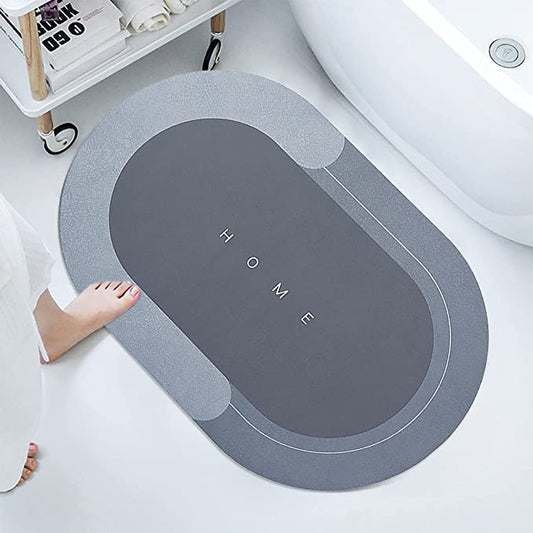 Soft gray bathroom mat by FIZZI SHOP with plush texture, ideal for bathroom flooring and comfort.