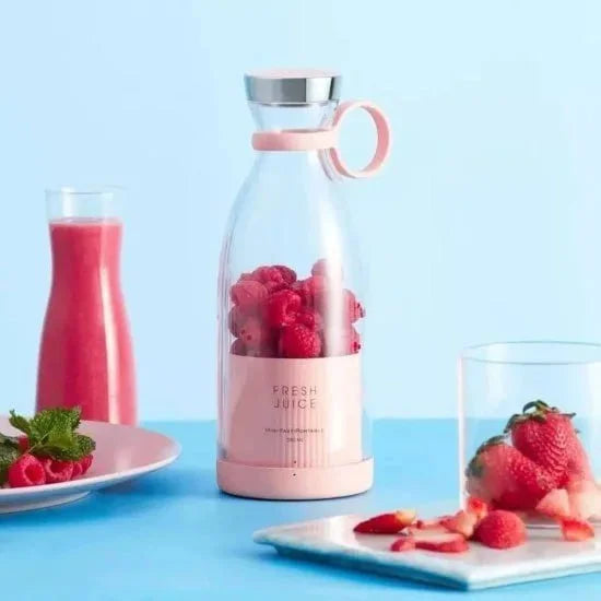 Mini portable FIZZI SHOP bottle-shaped juicer on a white background, compact design for fresh fruit juice on the go.