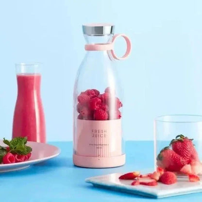 Mini portable FIZZI SHOP bottle-shaped juicer on a white background, compact design for fresh fruit juice on the go.