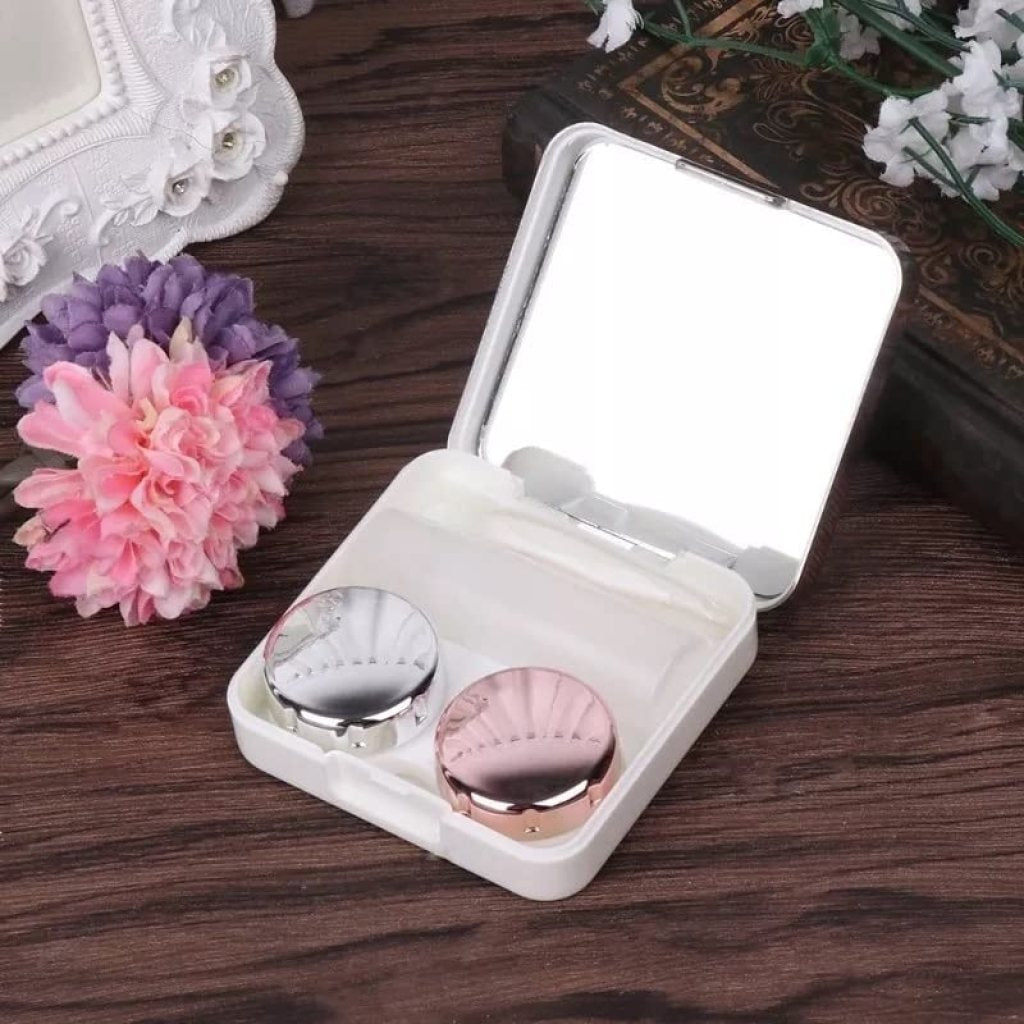 FIZZI SHOP contact lens case with separate compartments for storing contact lenses and solution, compact and portable.