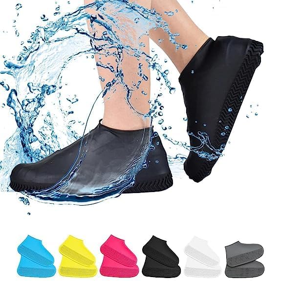 FIZZI SHOP waterproof shoe cover in size M, designed to protect footwear from rain and moisture, shown on a pair of shoes.