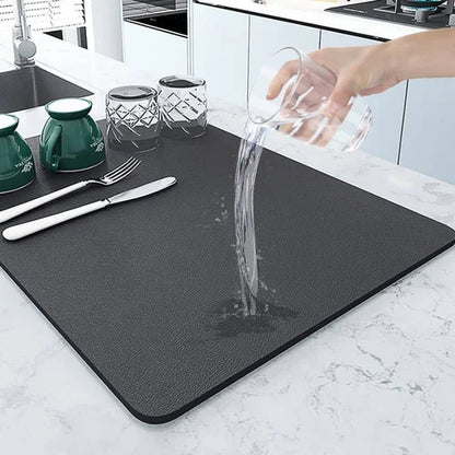 FIZZI SHOP 40x60 cm dish drying mat with absorbent fabric and non-slip backing, ideal for drying plates and utensils.