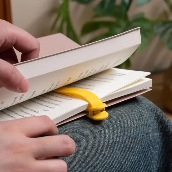 Three silicone automatic bookmarks from FIZZI SHOP, featuring colorful, flexible designs for marking pages easily and securely.