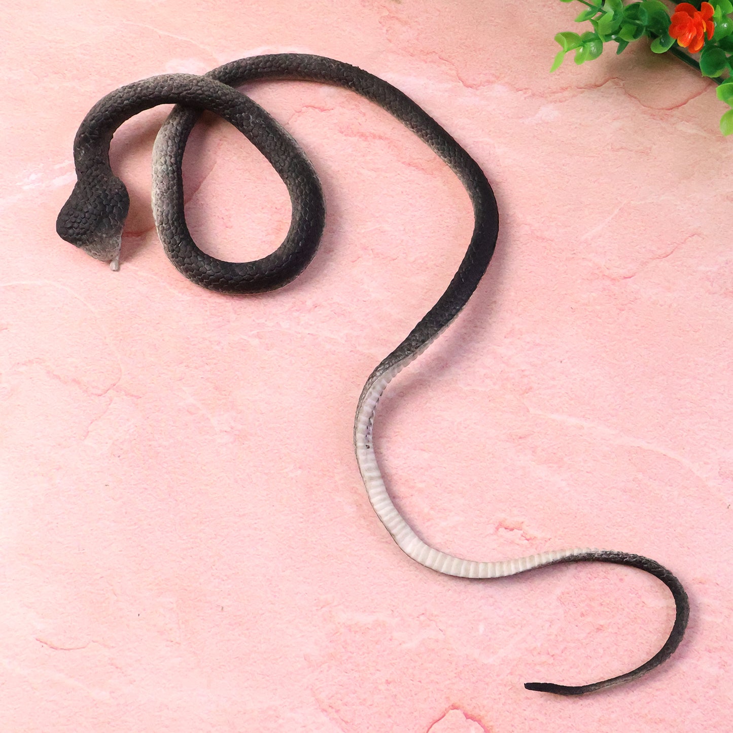 Realistic Wukusy dummy snake toy for kids pranks, showing a detailed fake snake with textured scales and lifelike appearance.