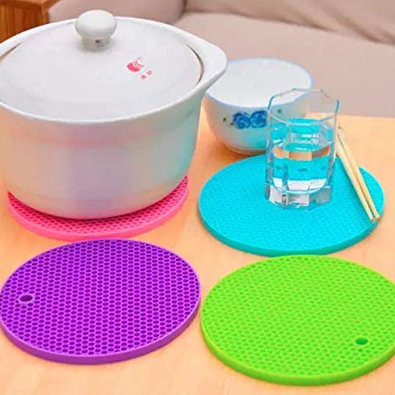 Wukusy 4-piece silicone hot mat set for placing hot vessels and utensils without surface marks, flexible and heat resistant.