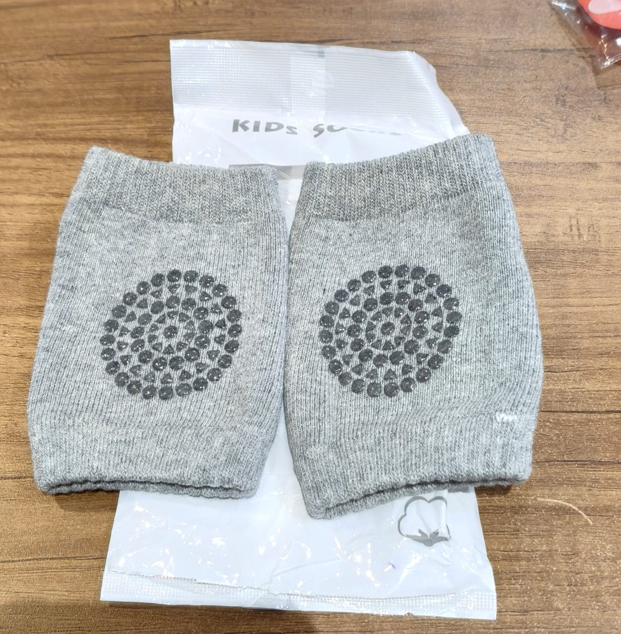 Light grey toddler wool knit leg warmer with knee guard by Wukusy, designed for baby care and comfortable warmth.