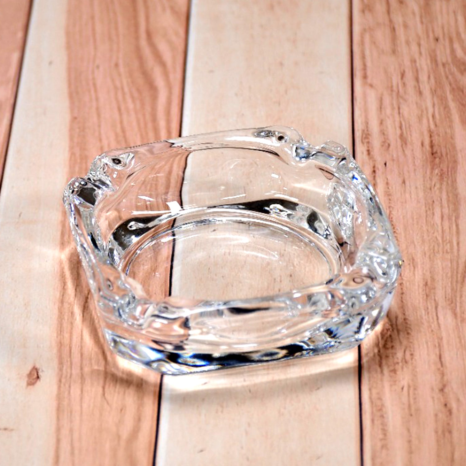Wukusy Brunswick Crystal glass cigar and cigarette ashtray, round tabletop design for home or outdoor decor, elegant and functional.