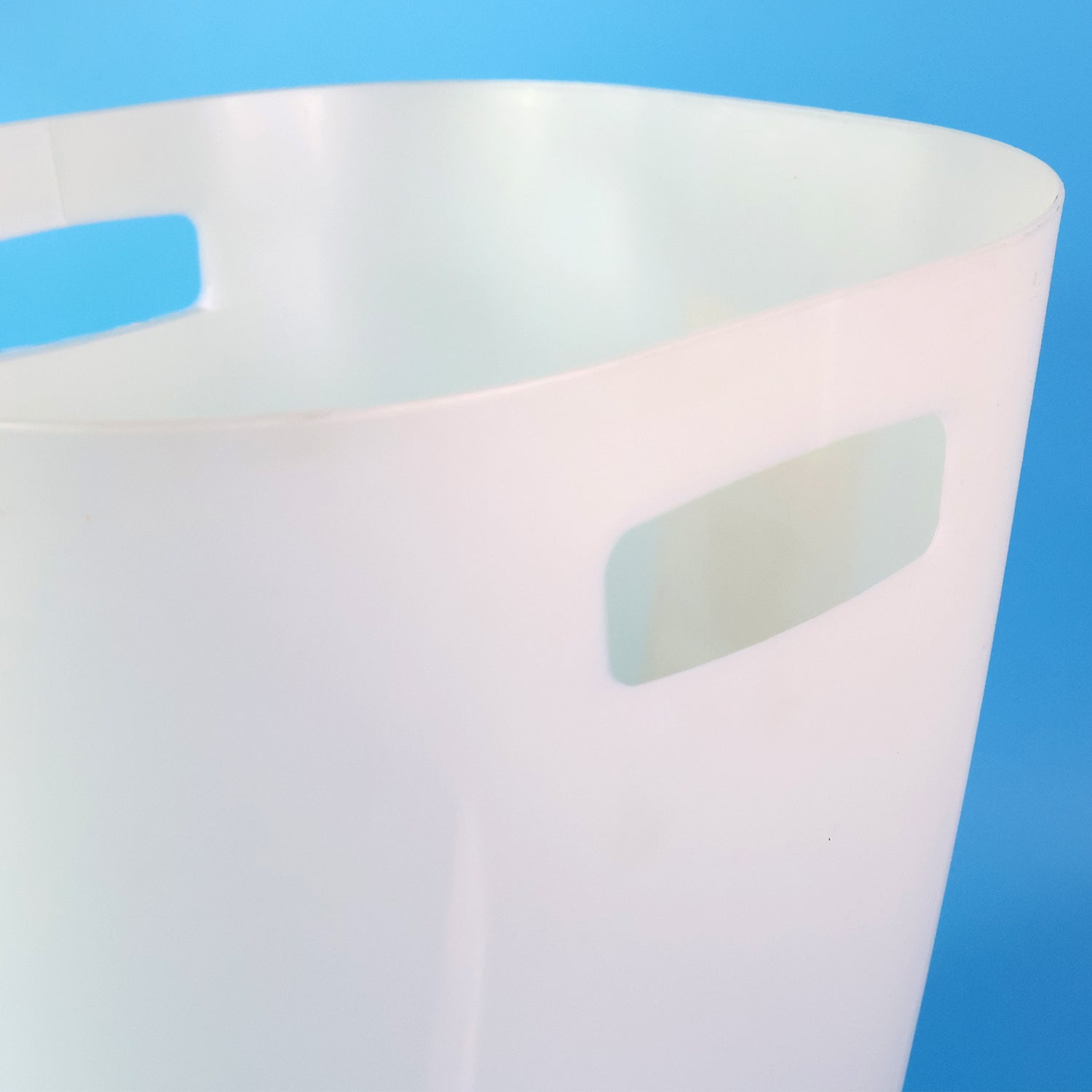 Modern Wukusy dustbin for home and office, 26x23 cm, black plastic with a sleek, minimalist design for waste disposal.