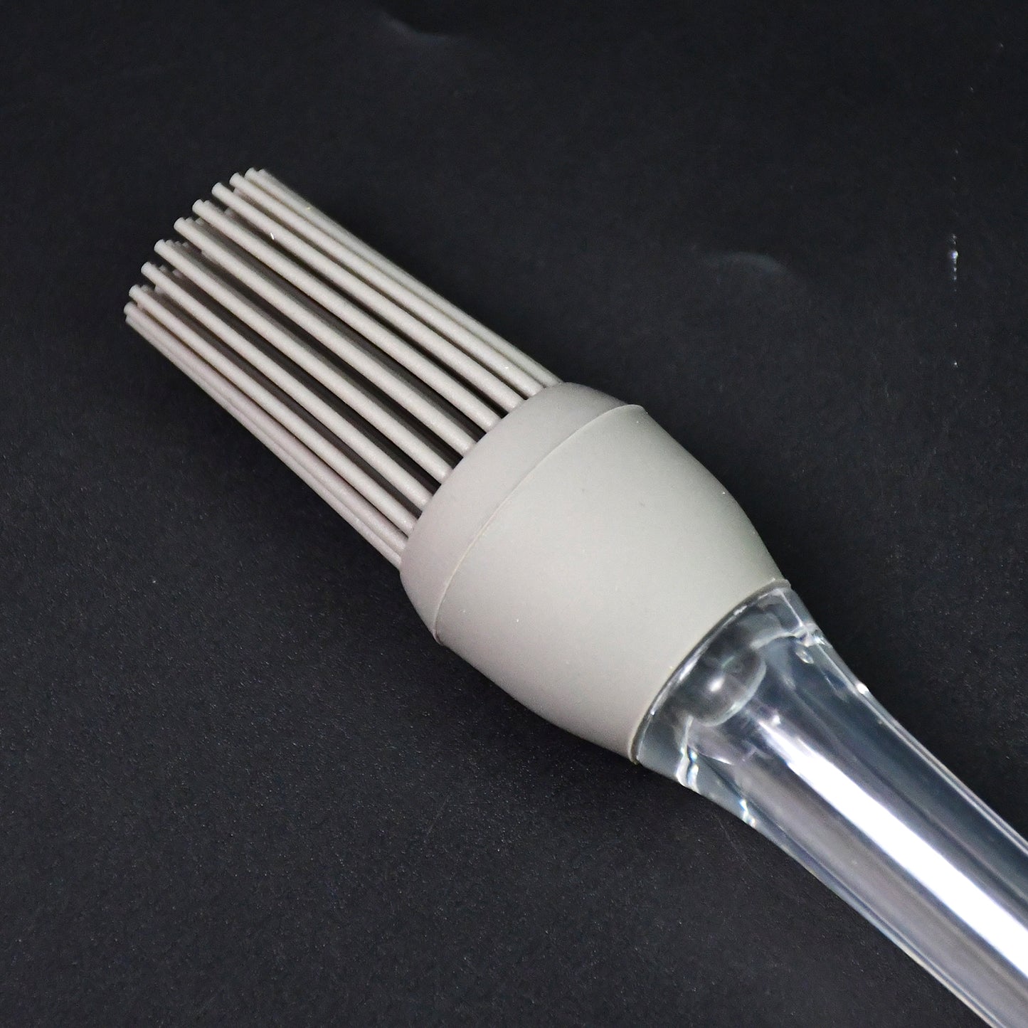 Wukusy silicone oil pastry brush for cooking and baking, featuring a flexible, heat-resistant brush head for oil application.