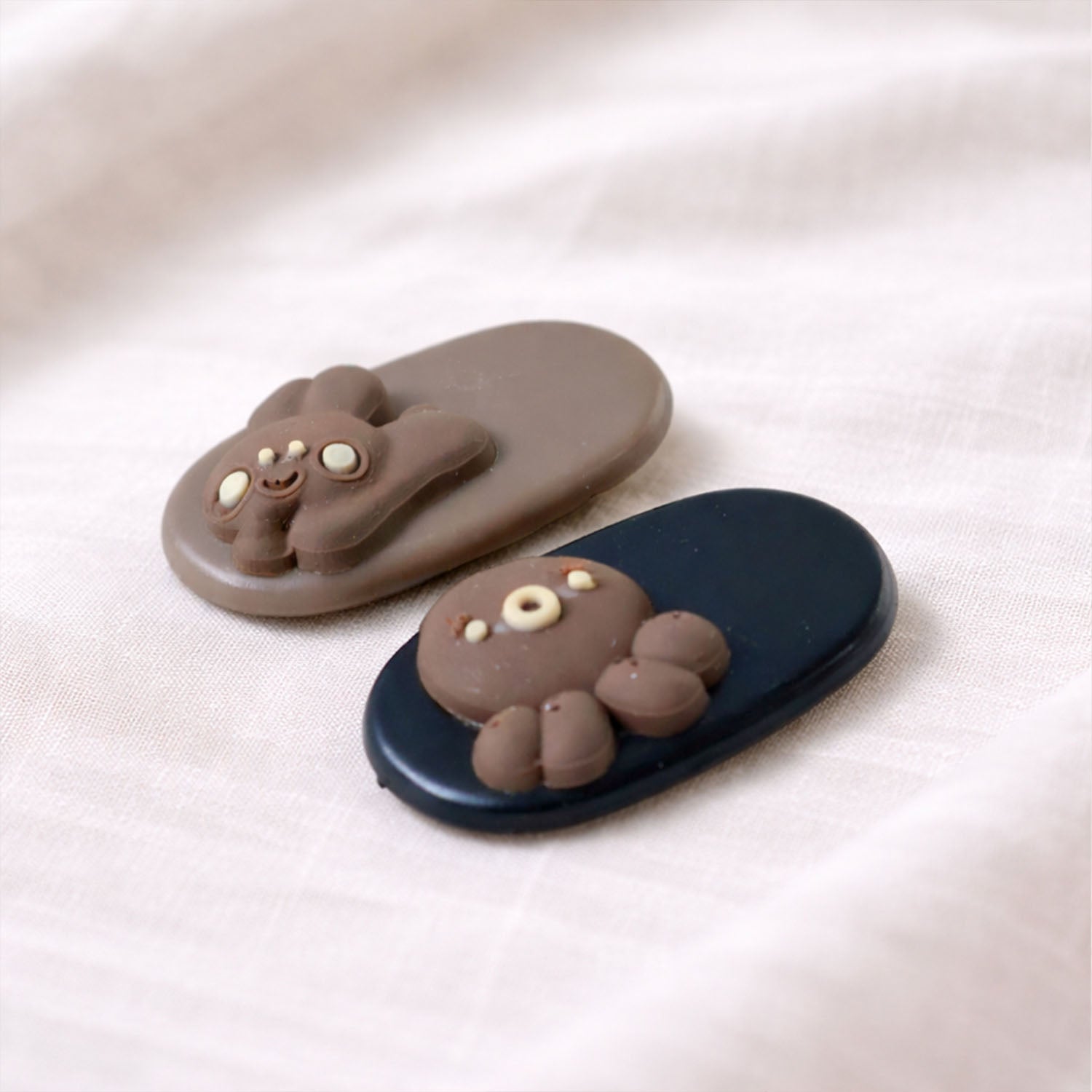 Set of four cute cartoon bear design hair clips by Wukusy, featuring playful bear faces and colorful accessories for kids.
