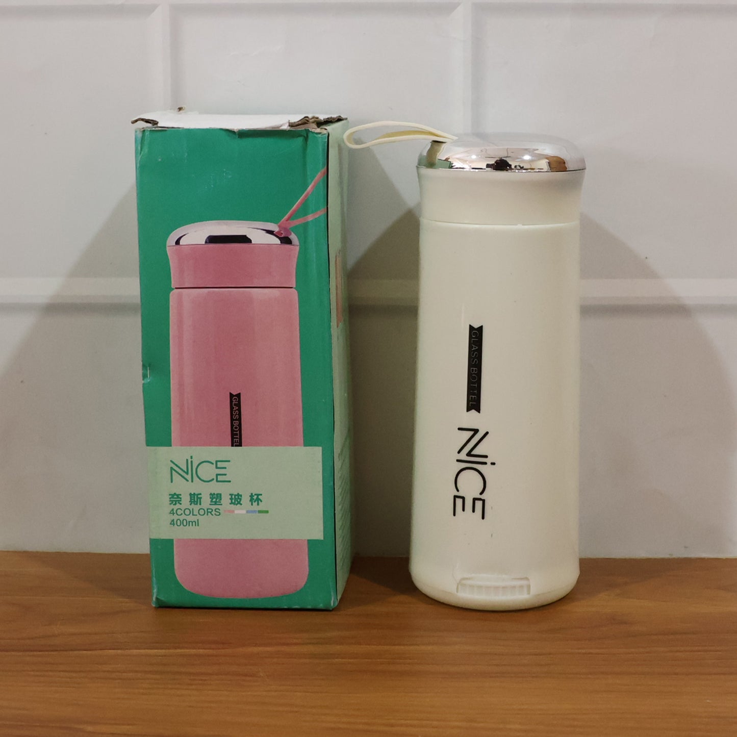 White glass water bottle by Wukusy with a 400 ml capacity, featuring a sleek design and secure screw-top lid.