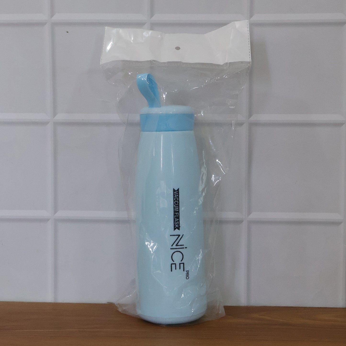Wukusy 800ml plastic water bottle in mixed colors, lightweight and portable for everyday hydration.