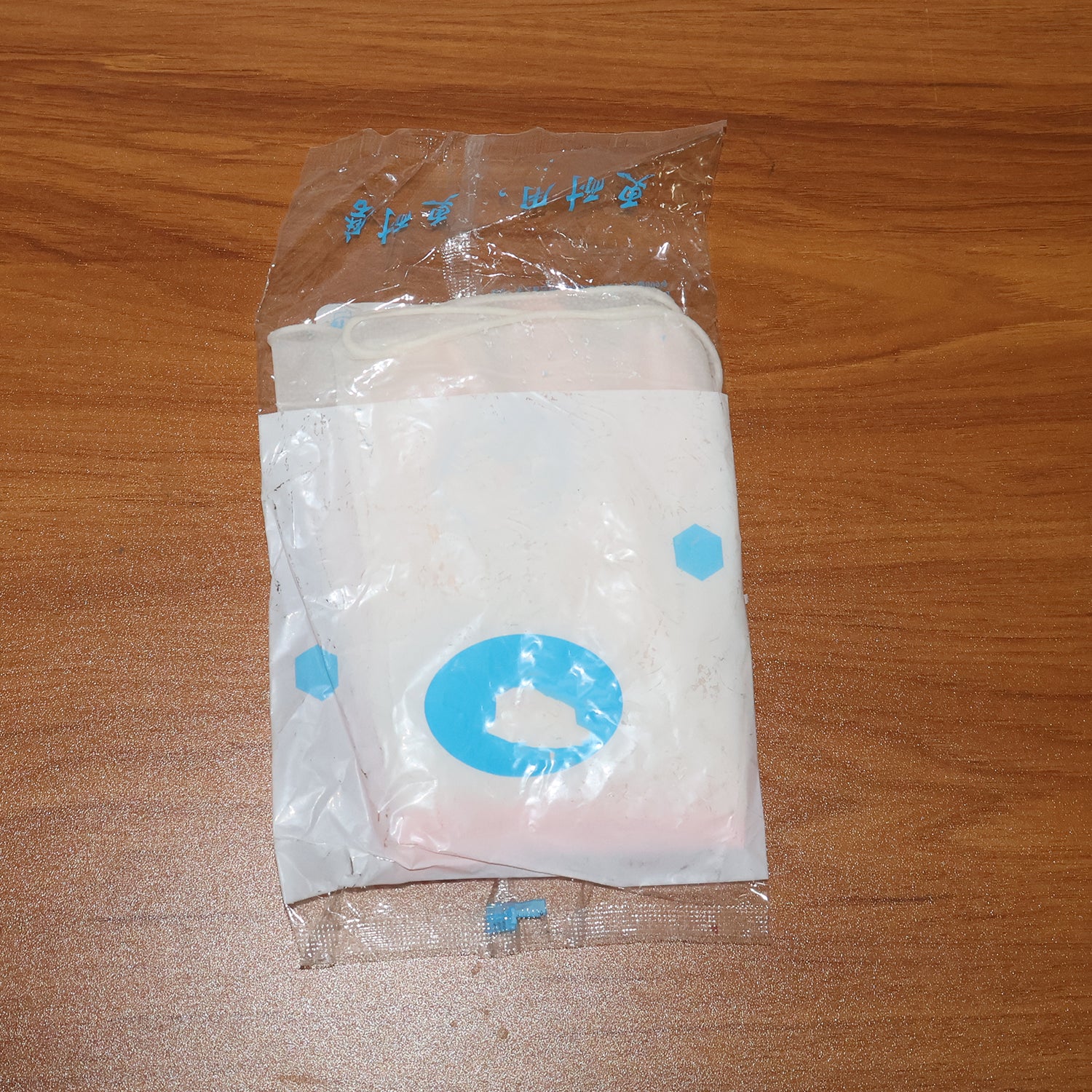 Pair of small reusable household cleaning gloves by Wukusy, made for effective and eco-friendly home cleaning tasks.