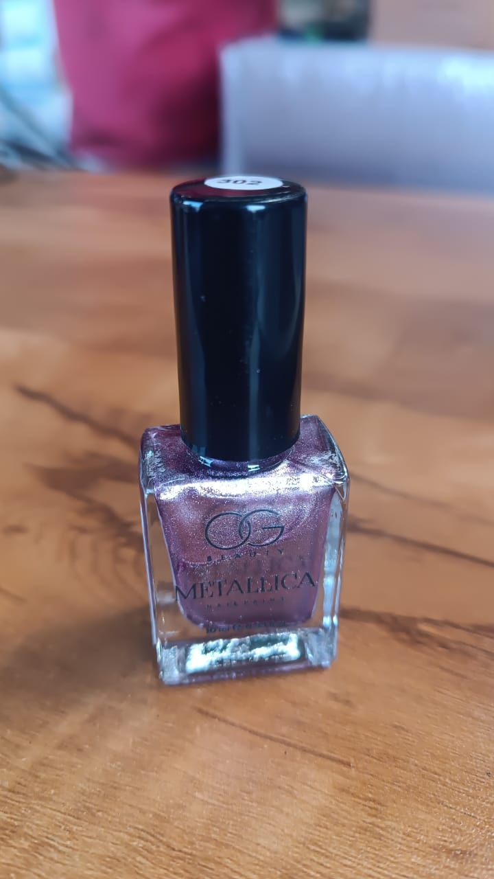Wukusy Og Beauty Premium Scarlet Red Metallica nail polish in 10ml bottle, vibrant red color, glossy finish, health and beauty product.