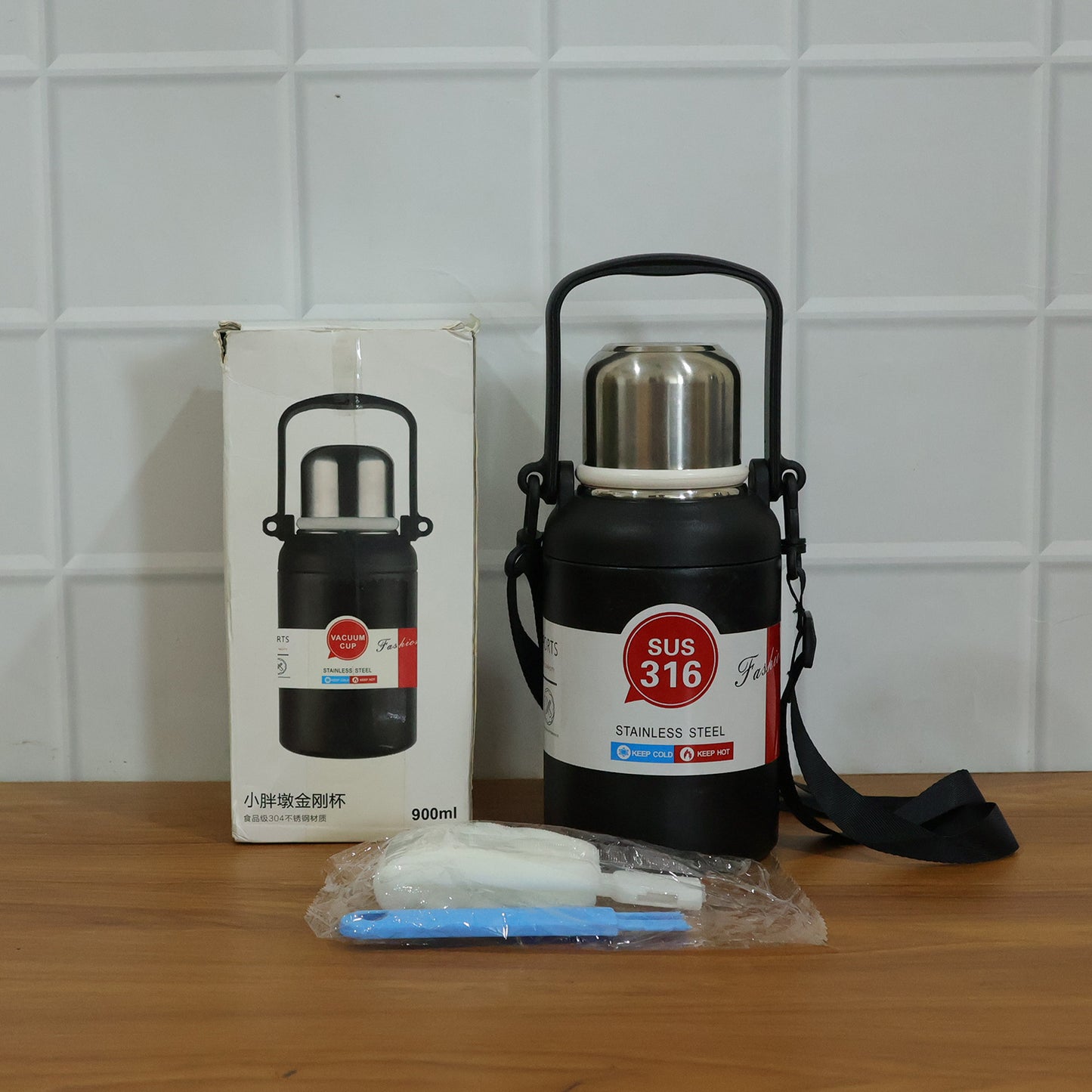 Wukusy premium vacuum insulated stainless steel bottle with handle, 900ml capacity, showcasing the sleek design and sturdy handle.
