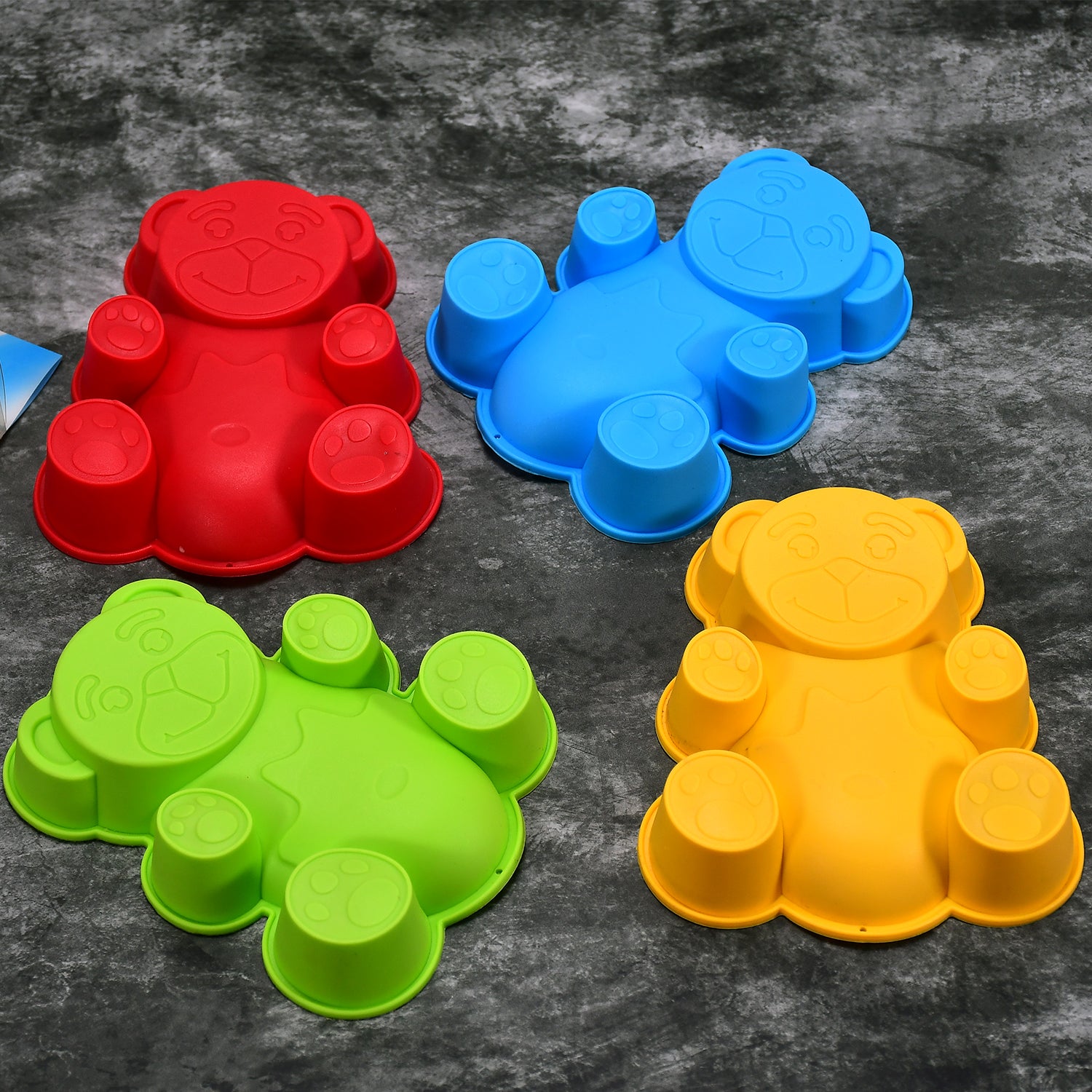 Set of four Wukusy silicone animal molds for cake, soap, chocolate, candles, and crafts featuring various animal shapes.