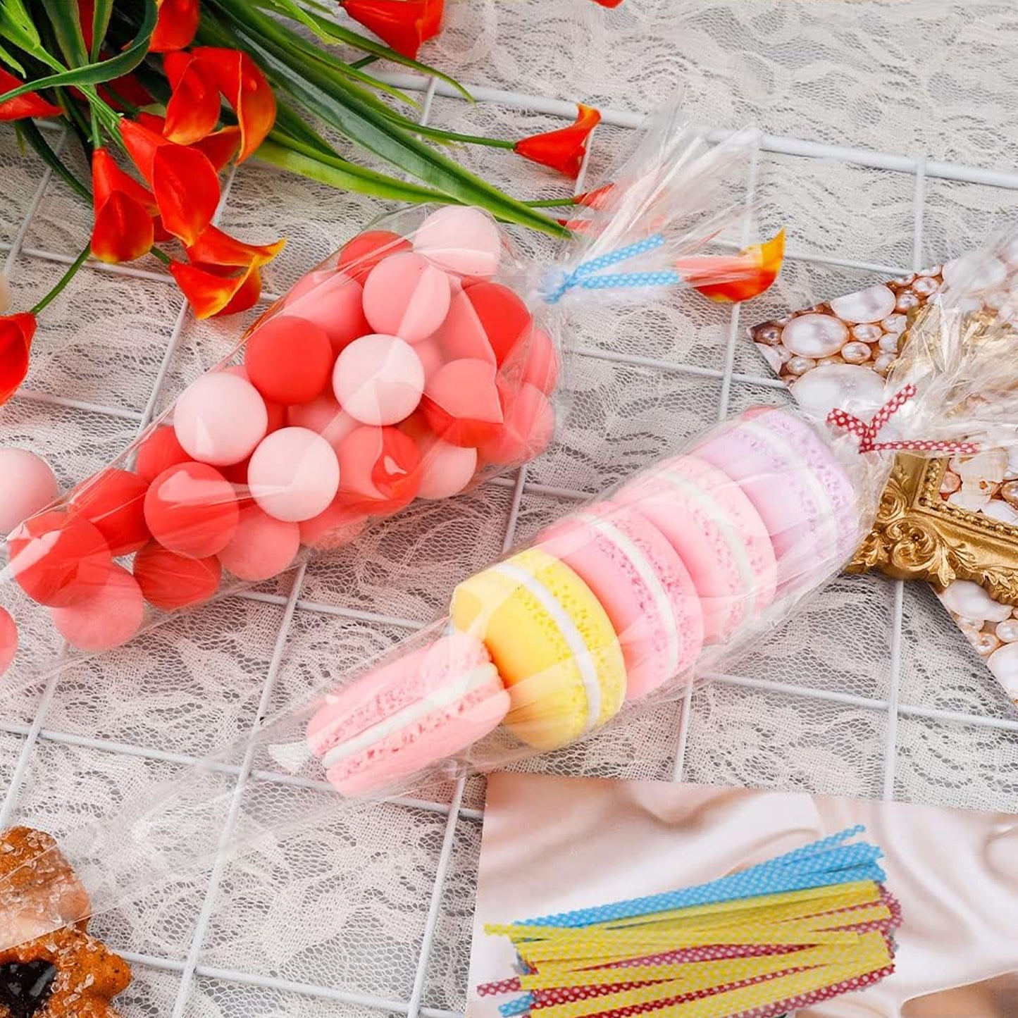 Set of 100 medium disposable piping bags by Wukusy, ideal for cake decorating and pastry work, shown filled with icing.