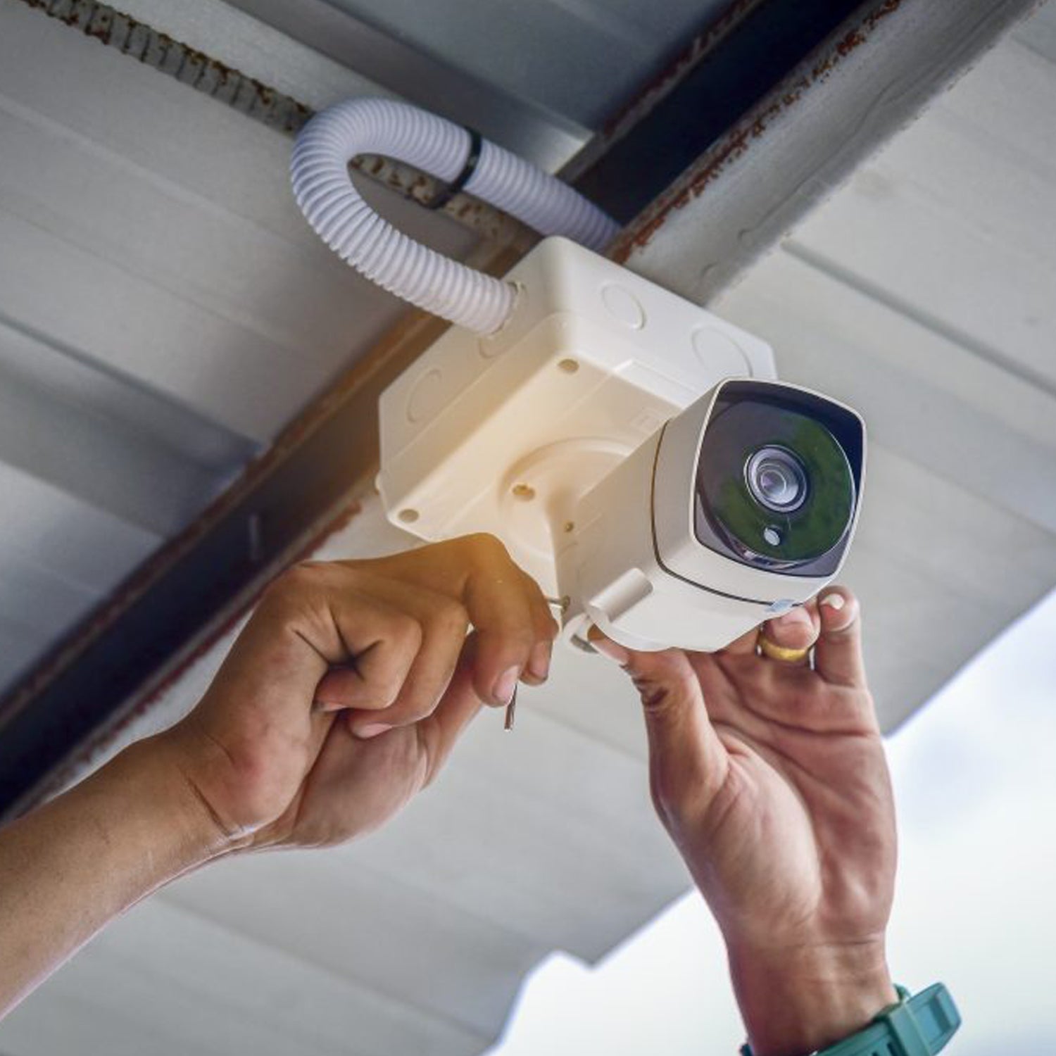 Wukusy 9032 camera mounting box for secure home improvement storage, protecting cameras from damage and contact.