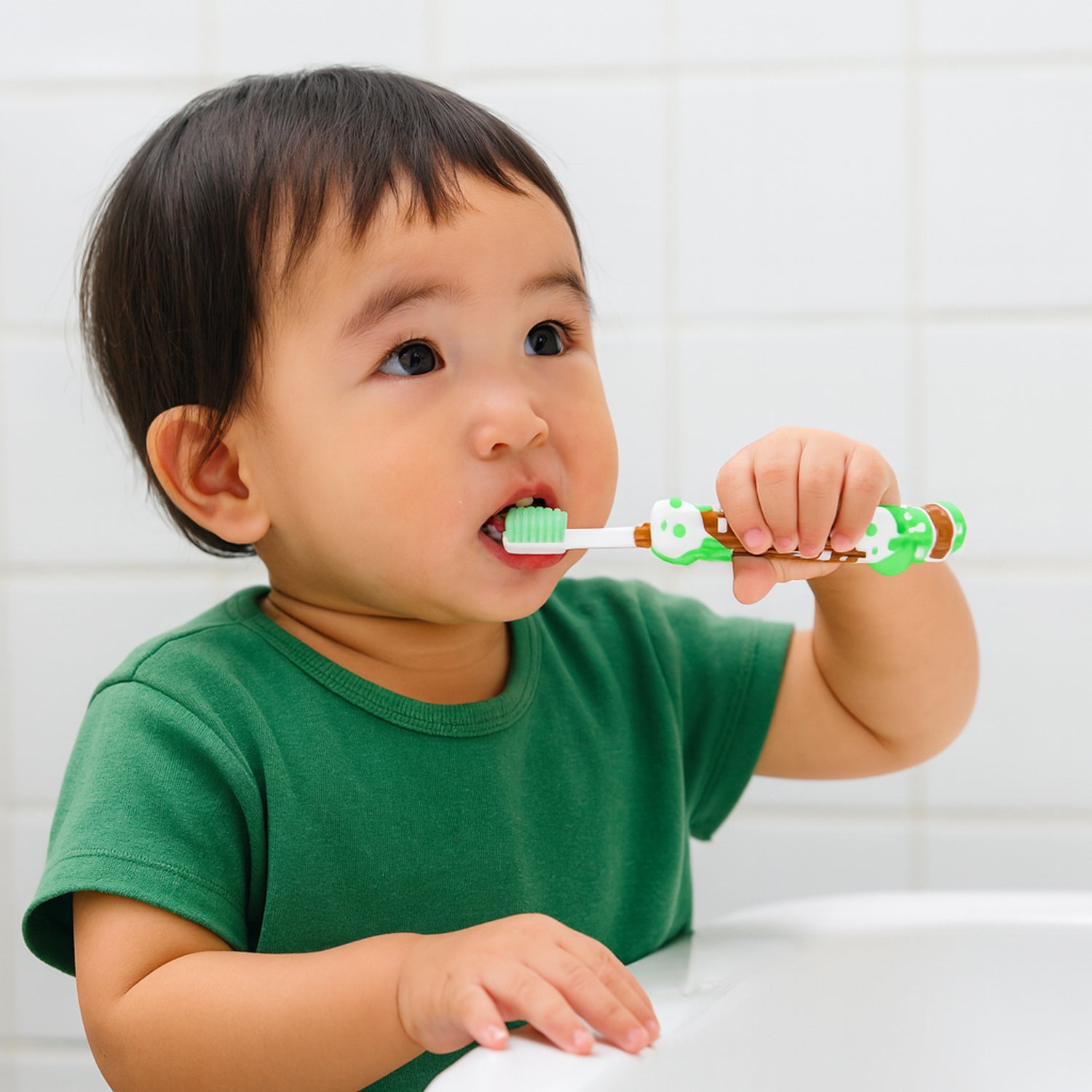 Kids toothbrush and ball keychain toy set by Wukusy, featuring colorful toothbrush and playful keychain ball for children.