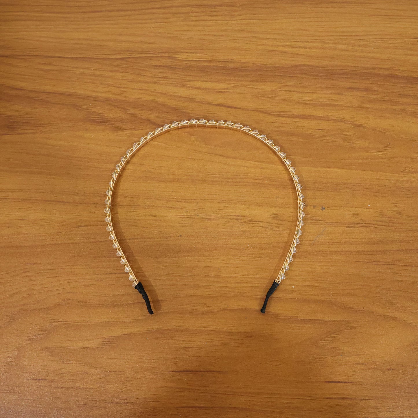 Wukusy elegant metal hair band adorned with sparkling crystal studs, designed for a stylish and sophisticated hairstyle accessory.