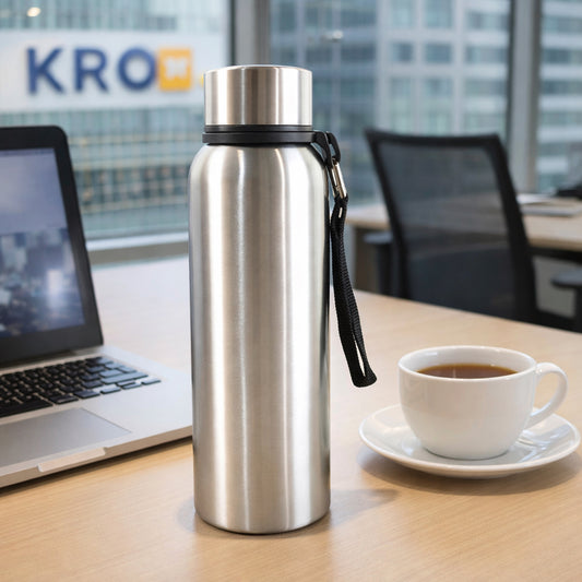 Stainless steel Wukusy vacuum-insulated water bottle, 750 ml, with sleek design and secure lid for hot and cold beverages.